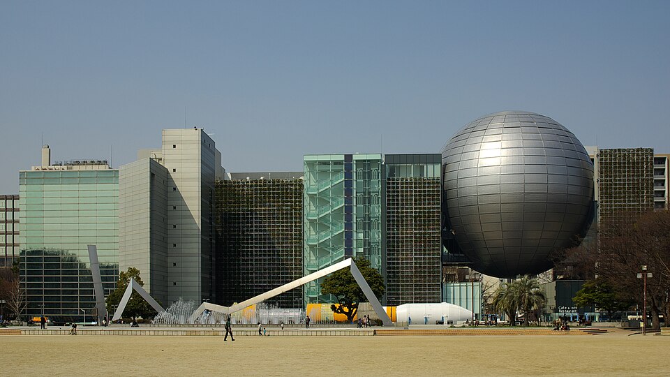 名古屋市科学館とプラネタリウムドーム